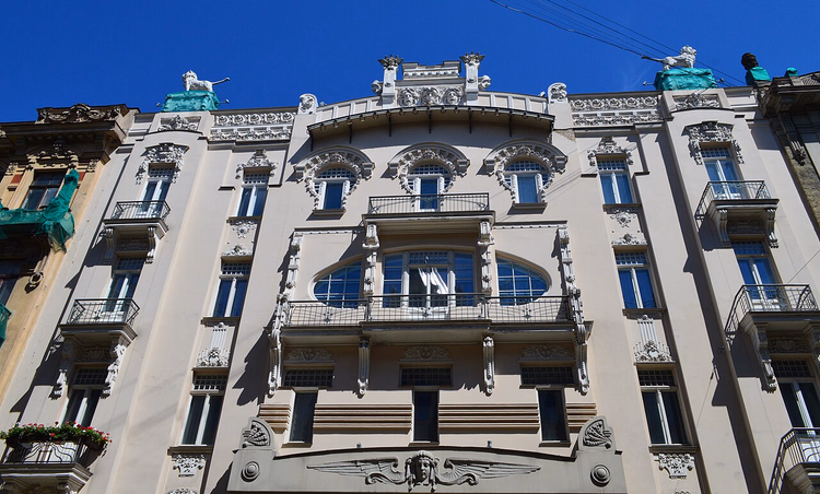 Jugendstilfassade mit Löwen auf dem Dach