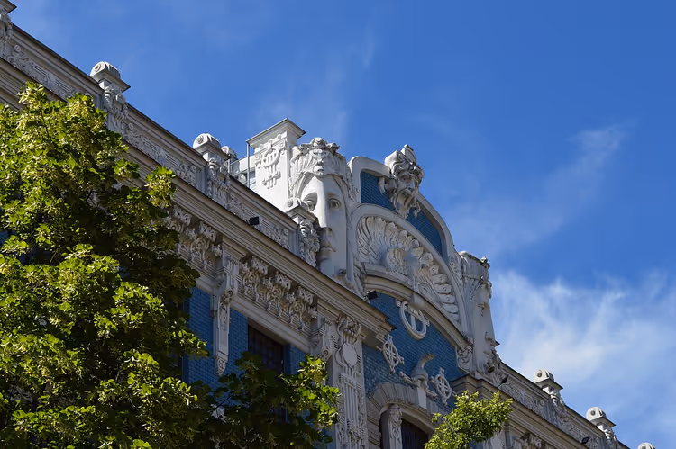 Alçı süslemeli bir Riga Art Nouveau binasının cephesi