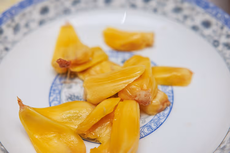 Tabakta sarı etli jackfruit dilimleri