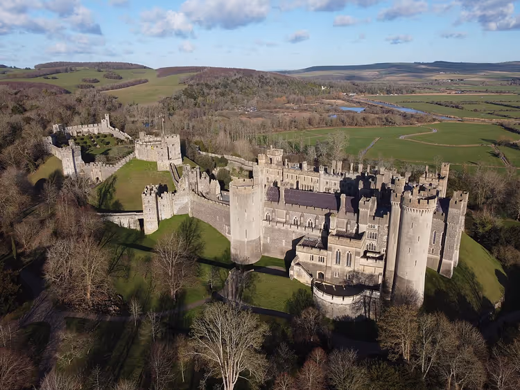 Château d'Arundel avec ses tours sur une colline verdoyante