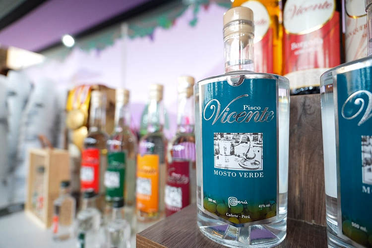 Flasker med peruansk pisco Vicente på utstilling