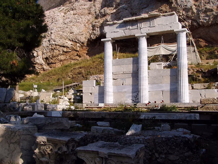 Rekonstruerte søyler fra Asklepieion i Athen