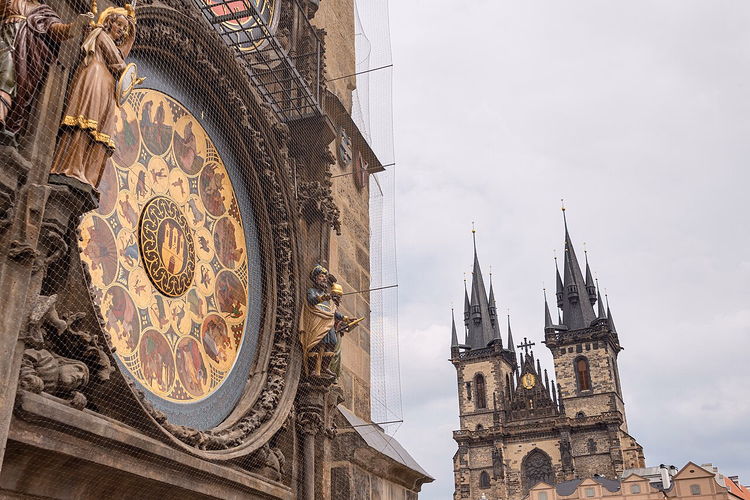 Praags astronomisch uurwerk en torens van de Onze-Lieve-Vrouw-voor-Týnkerk