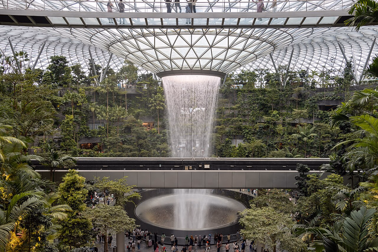 Rain Vortex Wasserfall unter der Glaskuppel von Jewel Changi