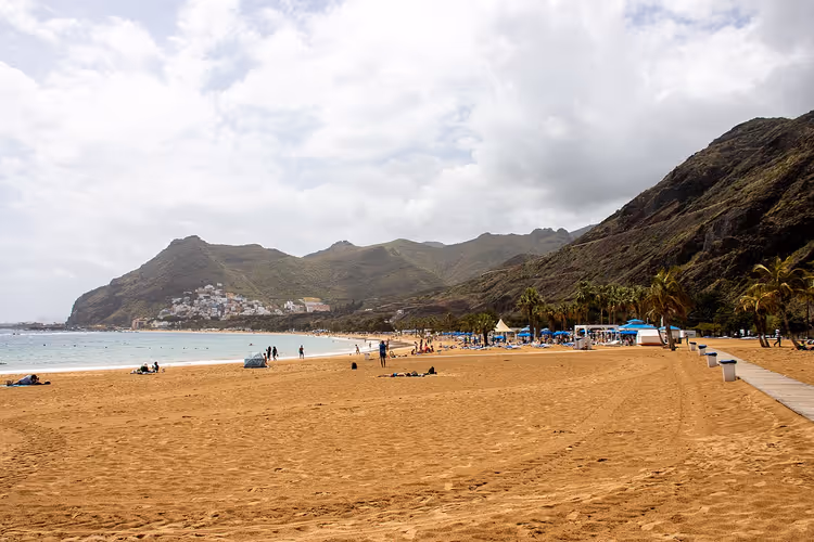 Goldener Sand und Palmen am Strand Las Teresitas