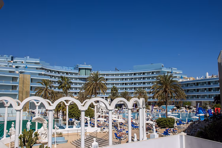 Hotellet Mediterranean Palace med basseng og palmer
