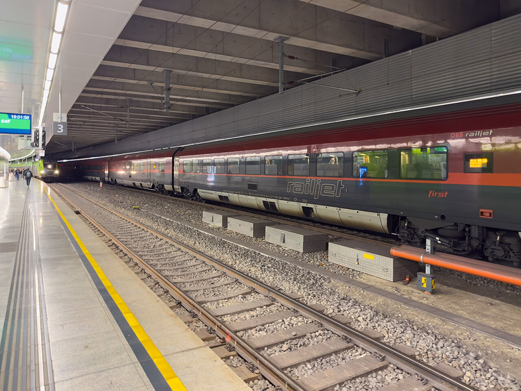 Railjet am Bahnhof Flughafen Wien