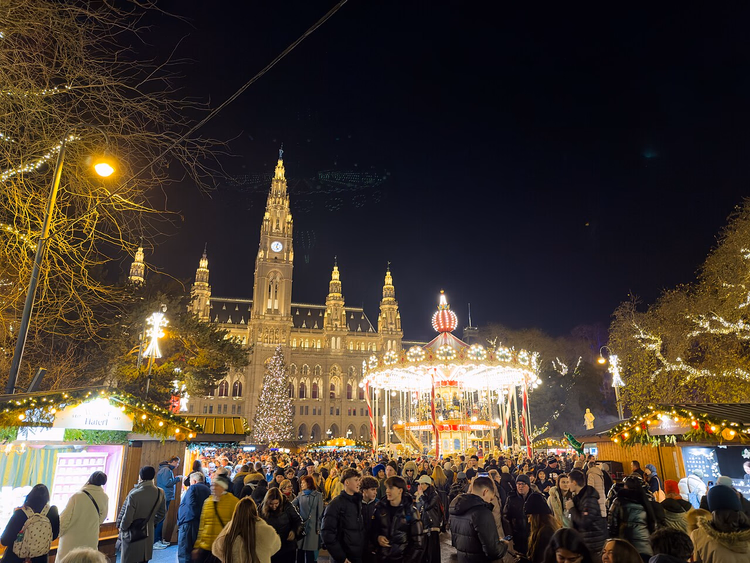 Gece Viyana Belediye Binası'ndaki Noel pazarı