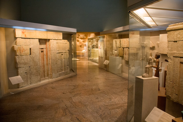 Ägyptische Säle des Metropolitan Museum of Art mit antiken Reliefs