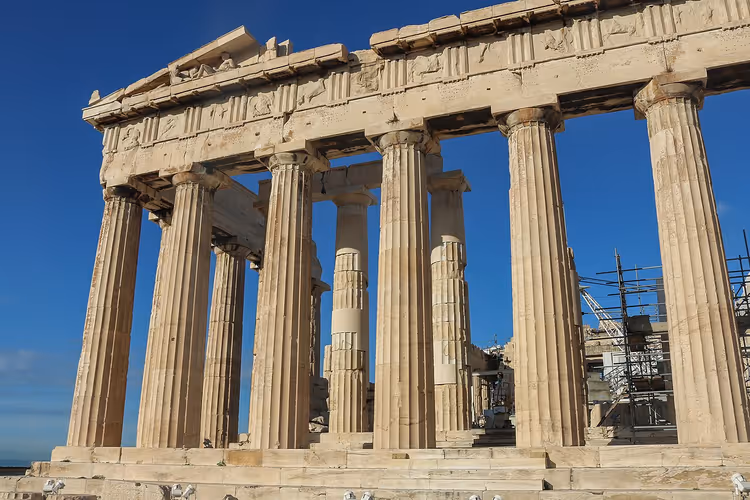 Søylene på Parthenon på Akropolis under en blå himmel