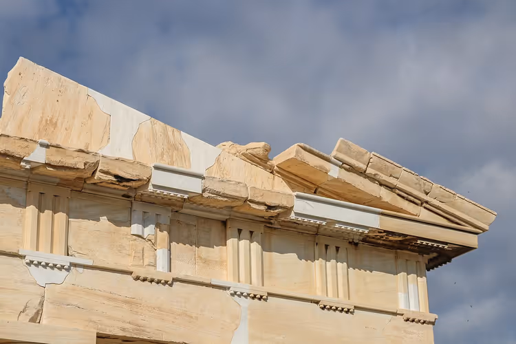 Marmorfragment av Parthenon mot himmelen