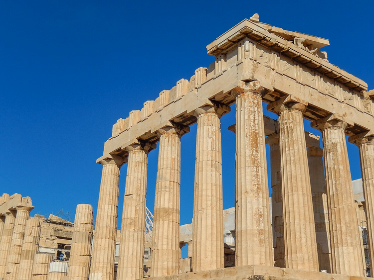 Parthenon-Säulen vor blauem Himmel