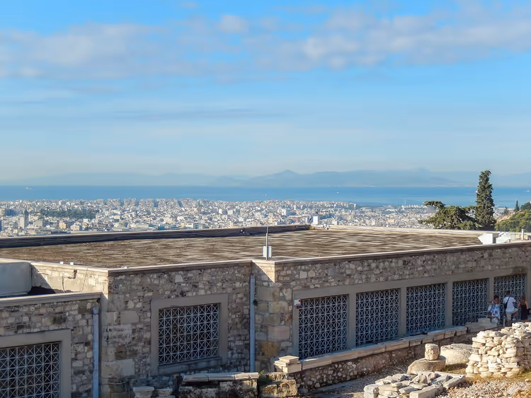 Steinbygningen til Det gamle akropolismuseet over Athen