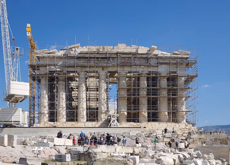 Parthenon på akropolis under stillas med turister