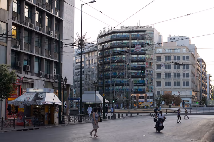 Kreuzung im Omonia-Viertel mit Hochhäusern