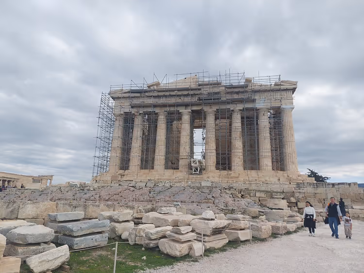 Parthenon på Akropolis i Athen under stillas