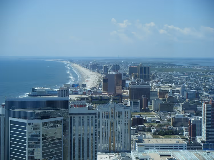 Panorama av Atlantic City med høyhus over stranden