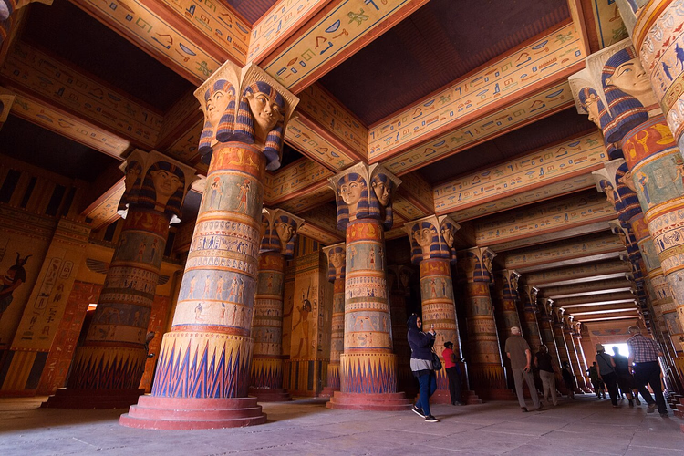 Egyptische tempelset met zuilen en toeristen
