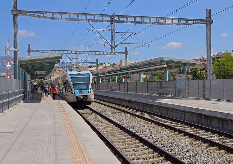 Proastiakos-Vorortzug am Bahnsteig