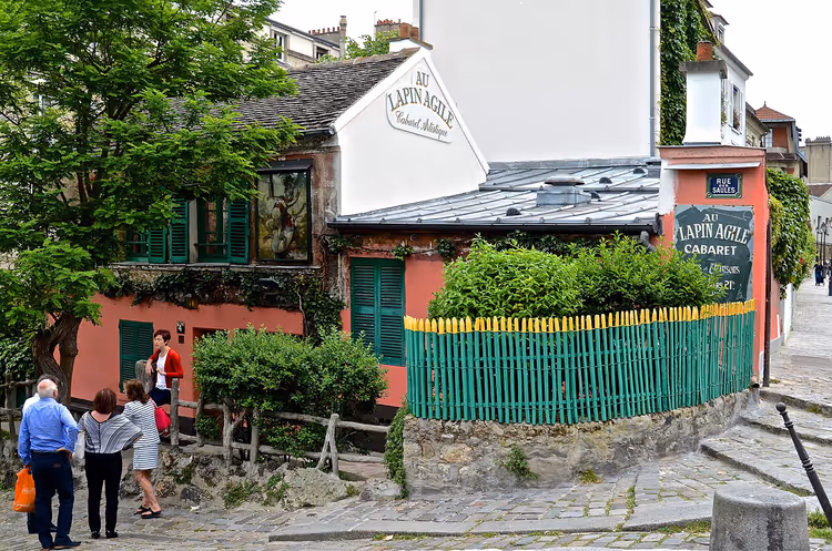 Paris'te tabelasıyla Lapin Agile kabaresinin cephesi