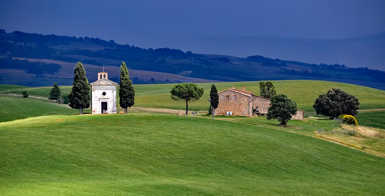 Paysage toscan avec cyprès, une chapelle et une ferme