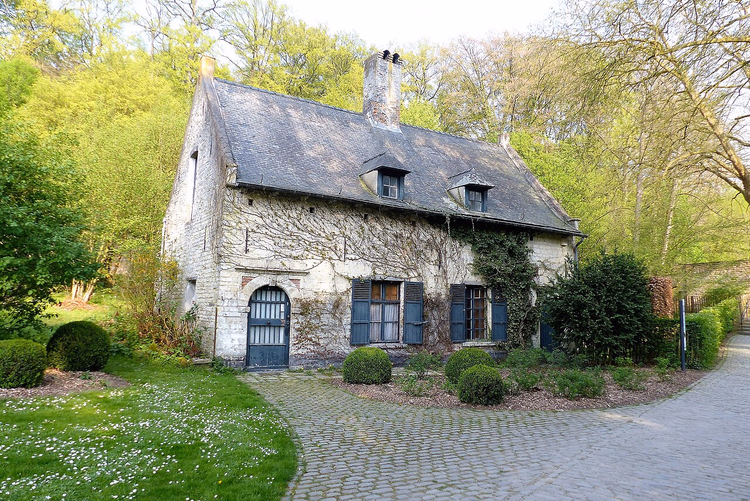 Oude stenen molenaarswoning in Rood Klooster
