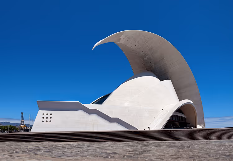 Dalga şeklindeki çatısıyla beyaz Auditorio de Tenerife binası