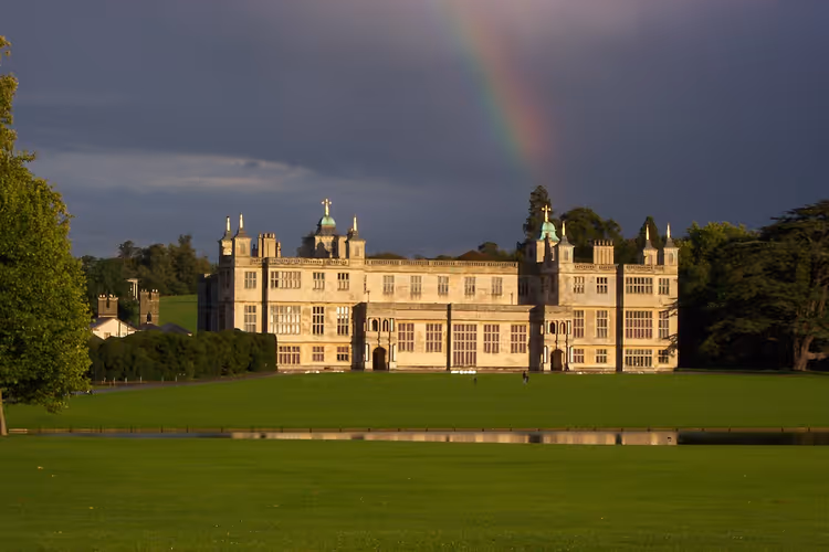 Çim ve gökkuşağı önünde Audley End House