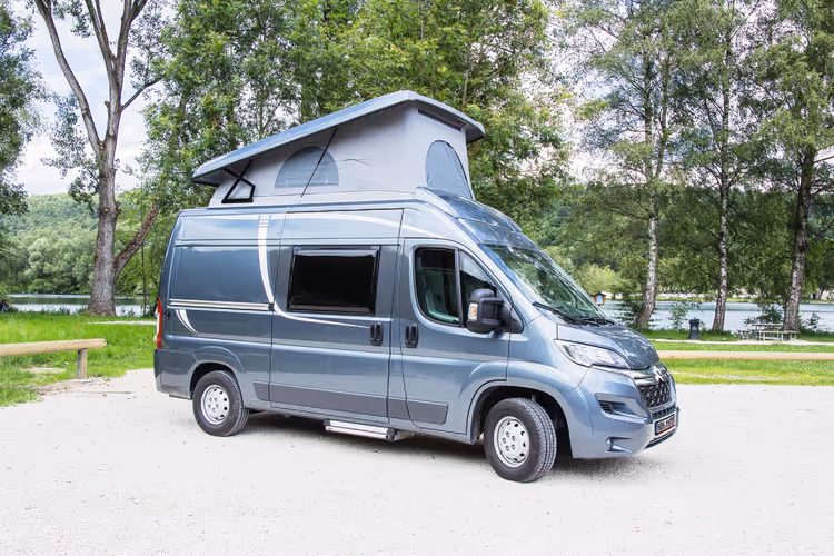 Grå Citroën Jumper varebil med hevetak