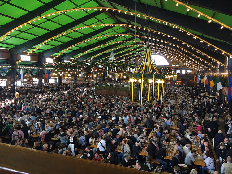 Volgepakte Augustiner-biertent op het Oktoberfest