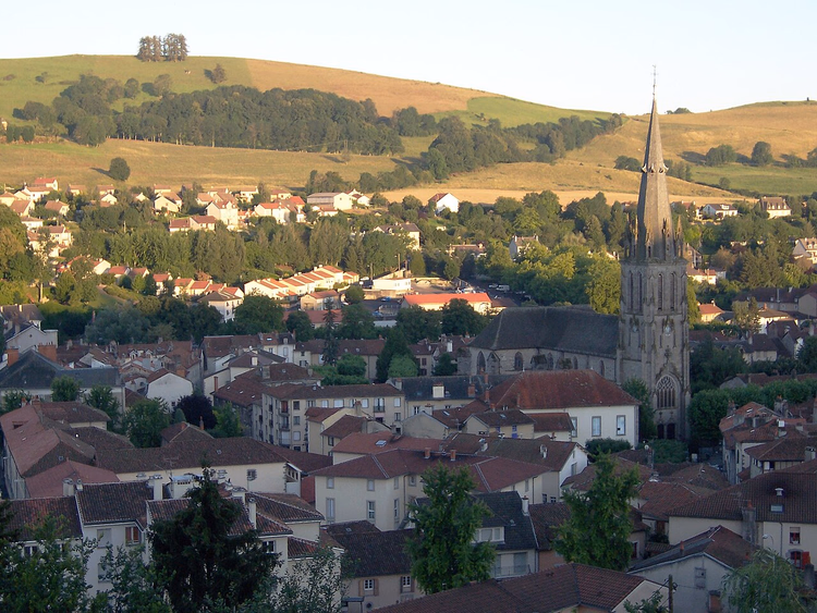 Panorama von Aurillac mit Kirchturm und Hügeln