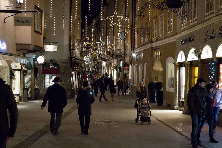 Getreidegasse am Abend mit Weihnachtsgirlanden