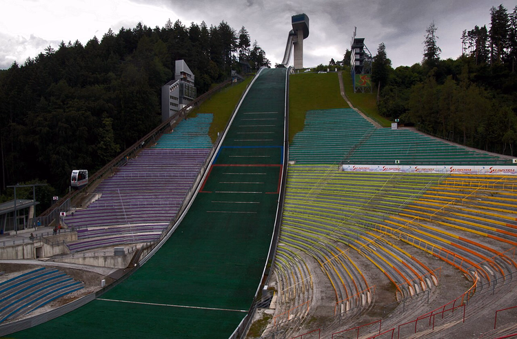 Bergiselschanze und leere Tribünen im Sommer