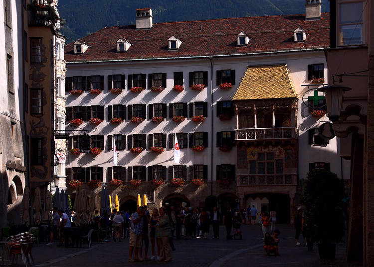 Goldenes Dachl am Ende einer Altstadtgasse
