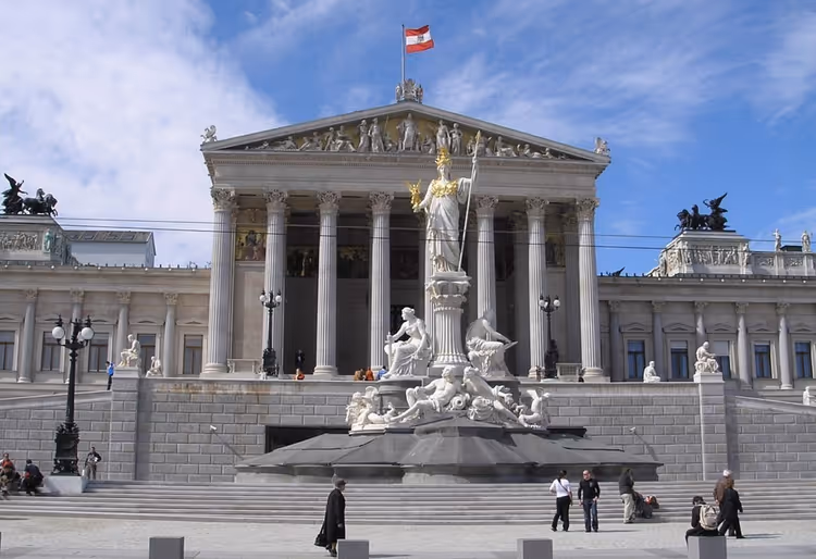 Gevel van het Oostenrijkse parlementsgebouw met de Athena-fontein