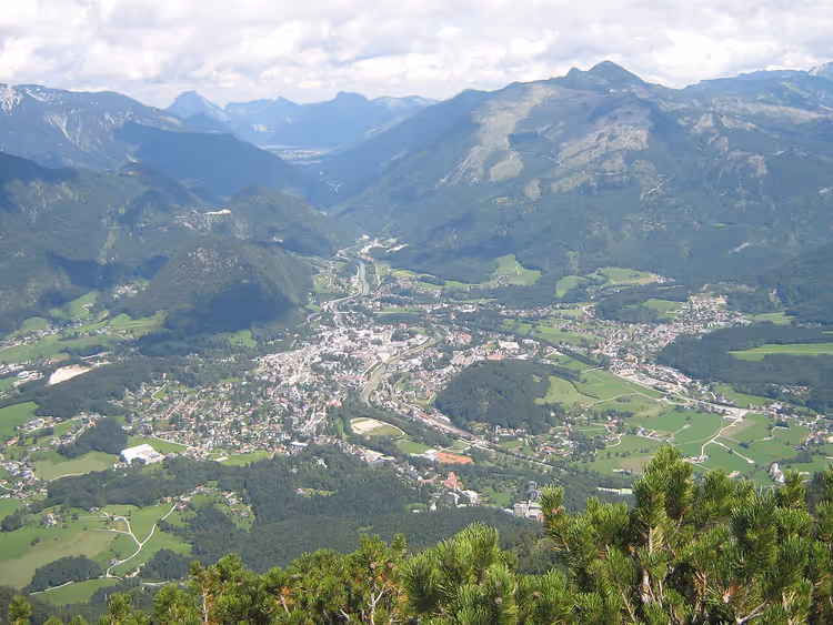 Panoramautsikt over Bad Ischl i fjellene