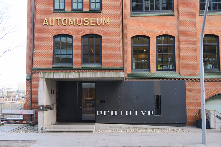 Inngangen til bilmuseet Prototyp i en teglsteinsbygning