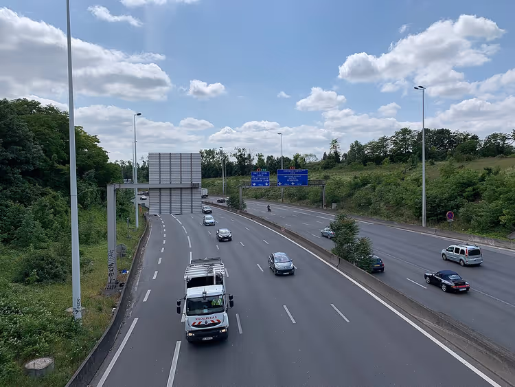 Arabaların bulunduğu A4 otoyolu, köprüden görünüm