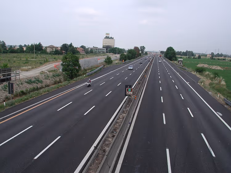 Den brede A1-motorveien gjennom jordene i Italia