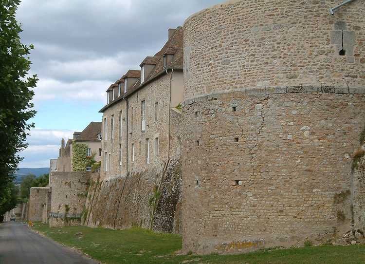 Alte Stadtmauern und Turm von Autun