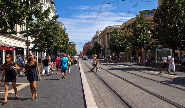 Rue Jean Médecin in Nizza mit Straßenbahngleisen