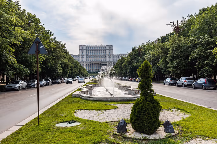 Çeşmeleriyle Unirii Bulvarı ve Parlamento Sarayı