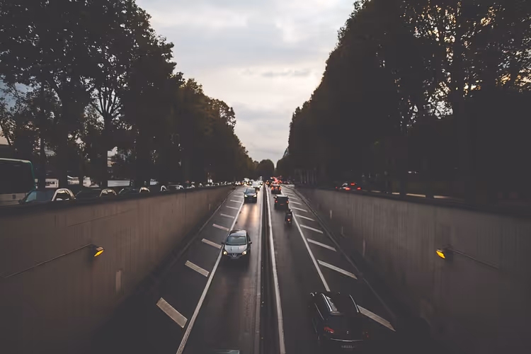 Avenue de New York in Paris am Abend