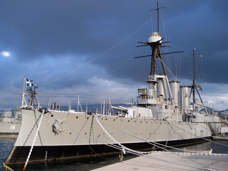 Krysseren Georgios Averof ved kaia under stormskyer