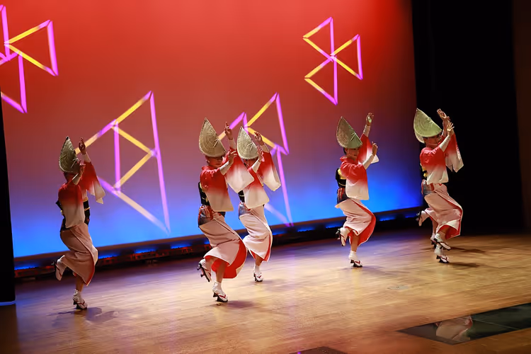 Awa-Odori-Tänzer auf einer Museumsbühne