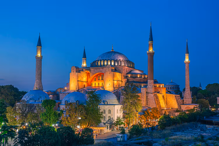 Hagia Sophia mit Minaretten in abendlicher Beleuchtung