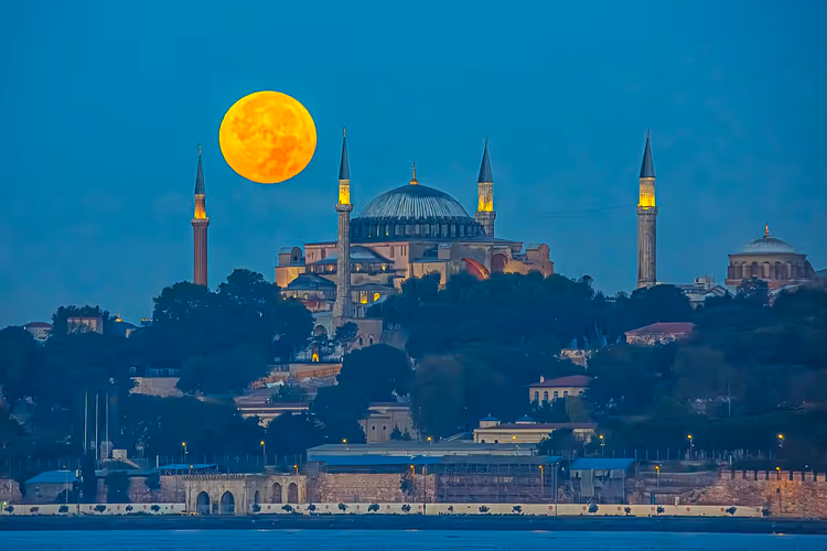 Hagia Sophia met minaretten onder een volle maan