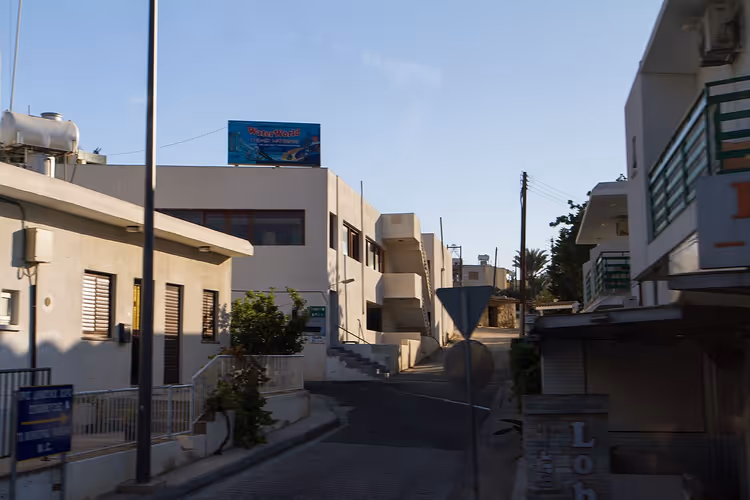 Gate i Ayia Napa med hvite hus og skilt
