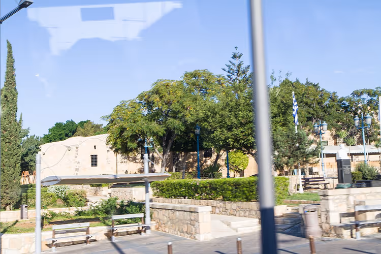 Ayia Napa'da taş bina ve ağaçlarla meydan