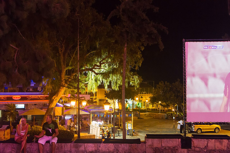Plein van Ayia Napa bij nacht met cafés en lantaarns